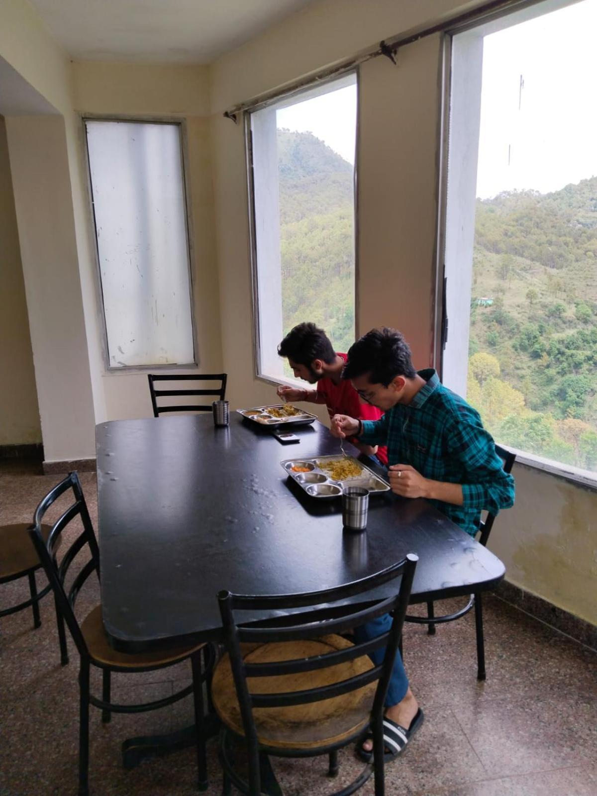 Abuzz Oxfordcaps Chanakya Hostel Solan Ngoại thất bức ảnh